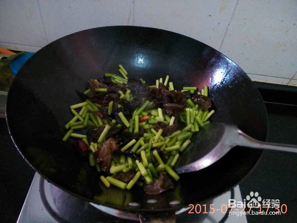 木耳炒蒜苔怎么做