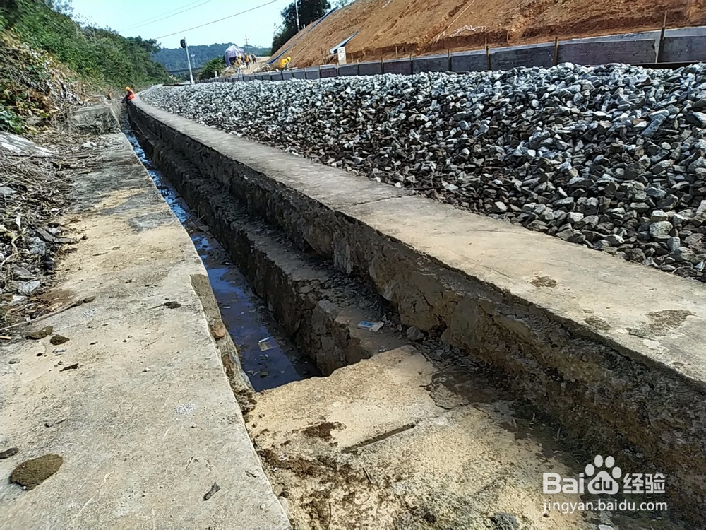 高边坡人字骨架的施工工序是什么？