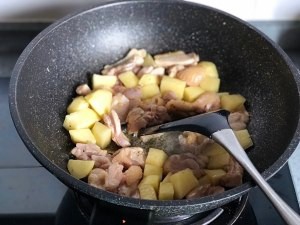 简单健康菜-土豆炒鸡腿肉