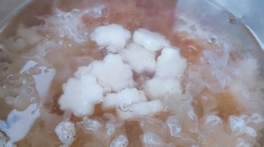 桃胶银耳雪梨羹的做法