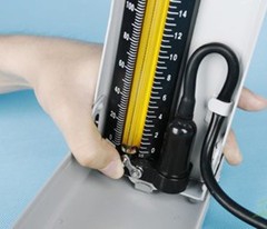 如何使用台式血压计测量血压