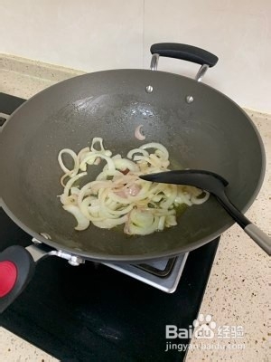 食补养生洋葱红椒炒西兰花的做法