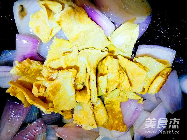 洋葱炒鸭蛋的做法