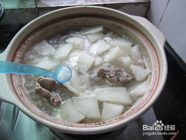 家常白萝卜骨头汤做法