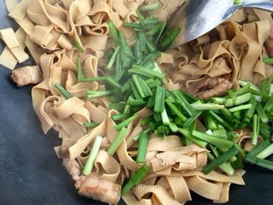 豆皮炒韭菜怎么做？家常做法详细教程图解~