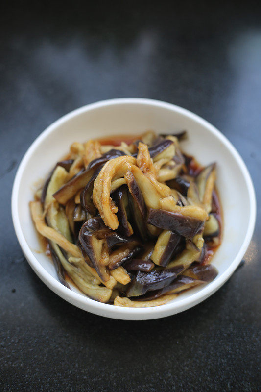 炝拌茄丝的做法，妈妈们学会了吗？