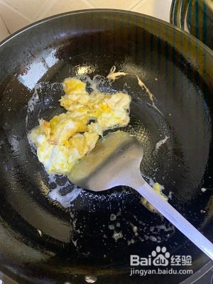 三文鱼炒紫米饭的做法