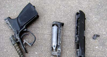 玩具bb弹枪卡在枪膛里怎么弄出来