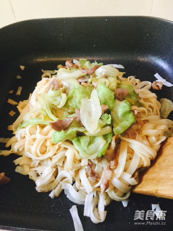 生菜肉片炒河粉