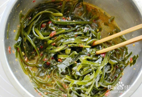 家常凉菜蒜茸辣酱海带丝。