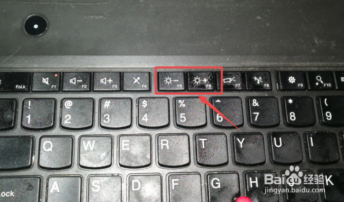 如何调整电脑屏幕亮度？