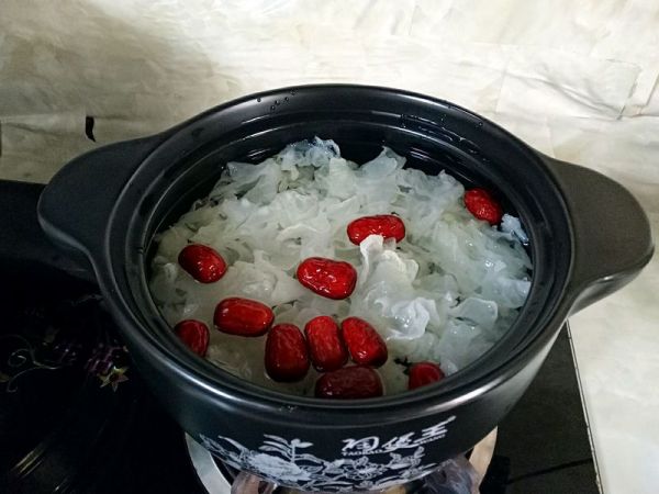 砂锅银耳红枣汤