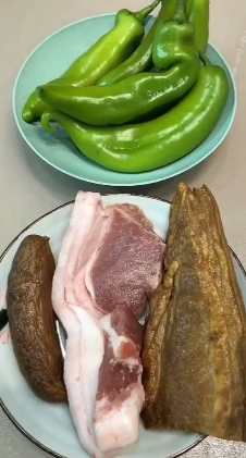 怎么做尖椒炒三样