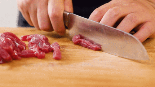 (用刀从垂直于纹理的方向切下,不要切成牛肉丝了,要有一定粗度.