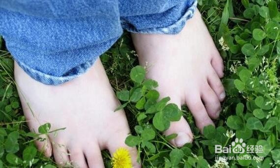 脚部脱皮干裂是什么原因?秋冬季该怎么预防?