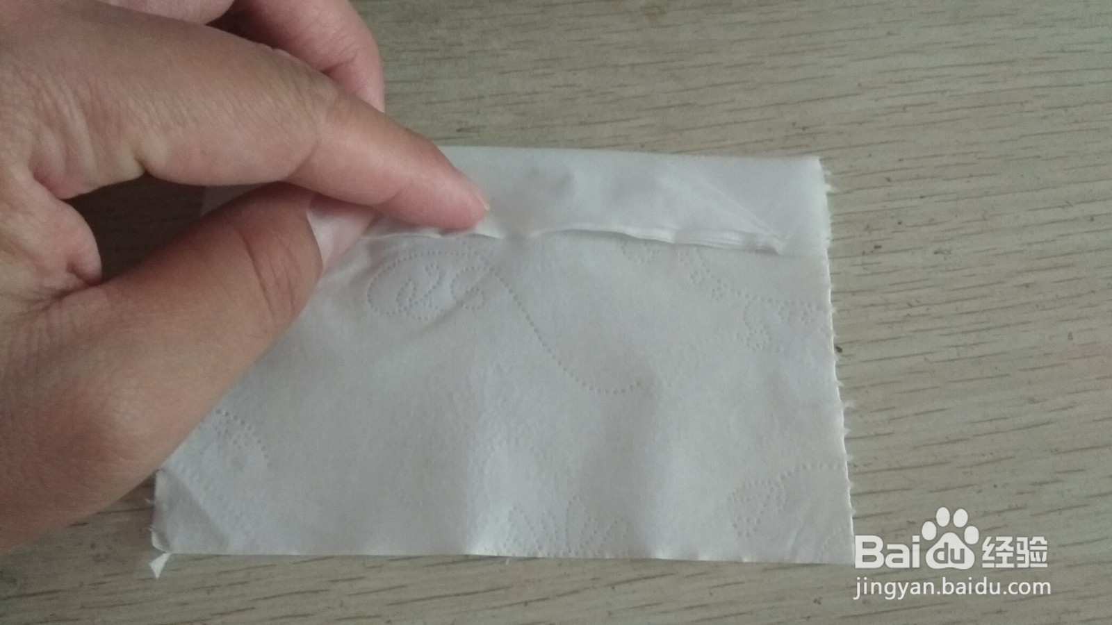 如何用一张长方形手纸做简易的中性笔的支架