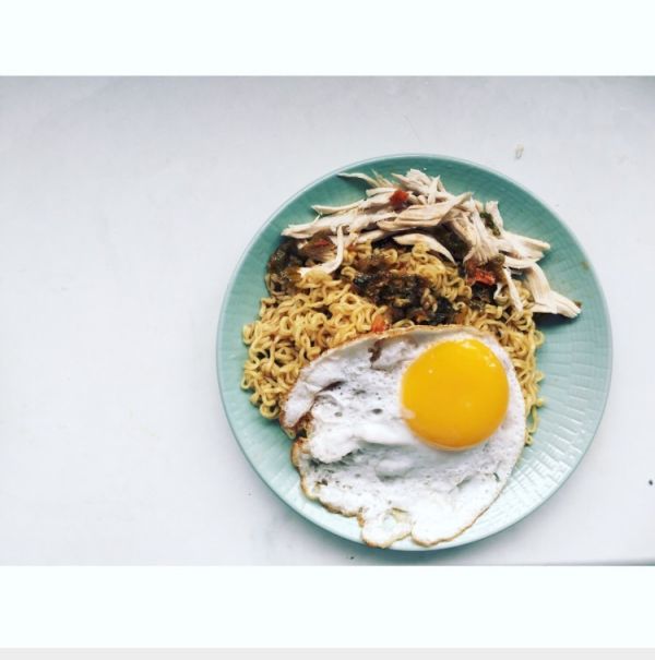 法式煎蛋配鸡丝浓缩酱汁拌面