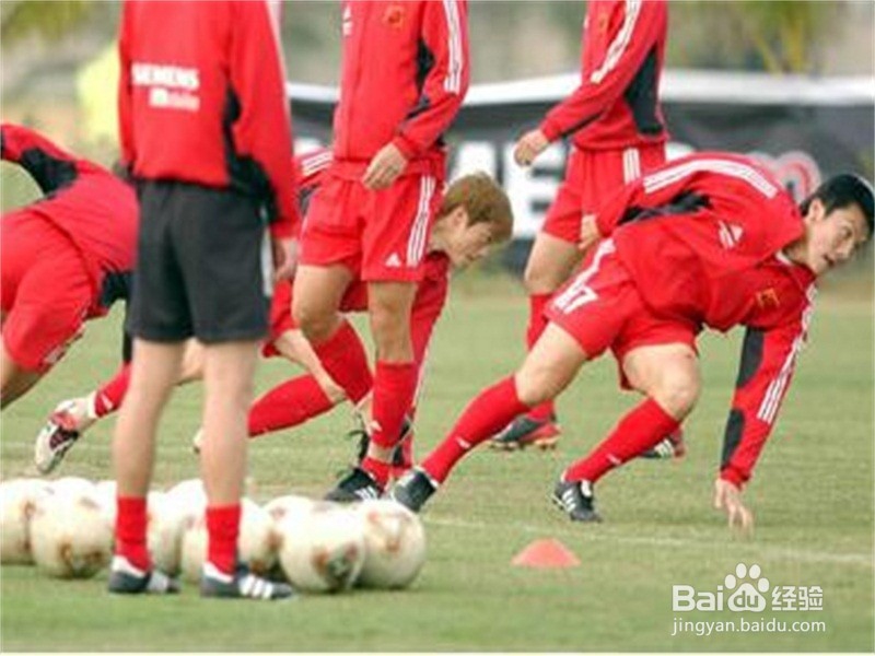 羽毛球爱好者如何提高步伐的移动速度