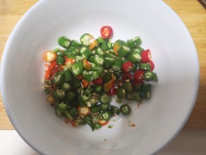 青椒皮蛋的做法