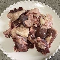 制作香辣啤酒烧鸭