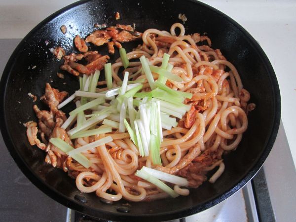 泡菜肉丝炒乌冬面