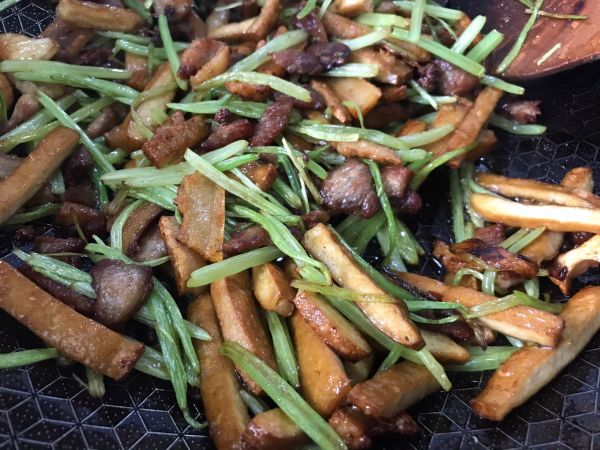 芹菜香干小炒肉