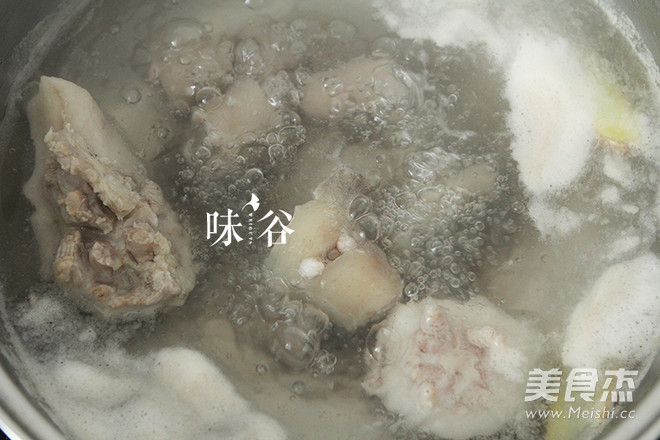 黄豆猪尾汤的做法