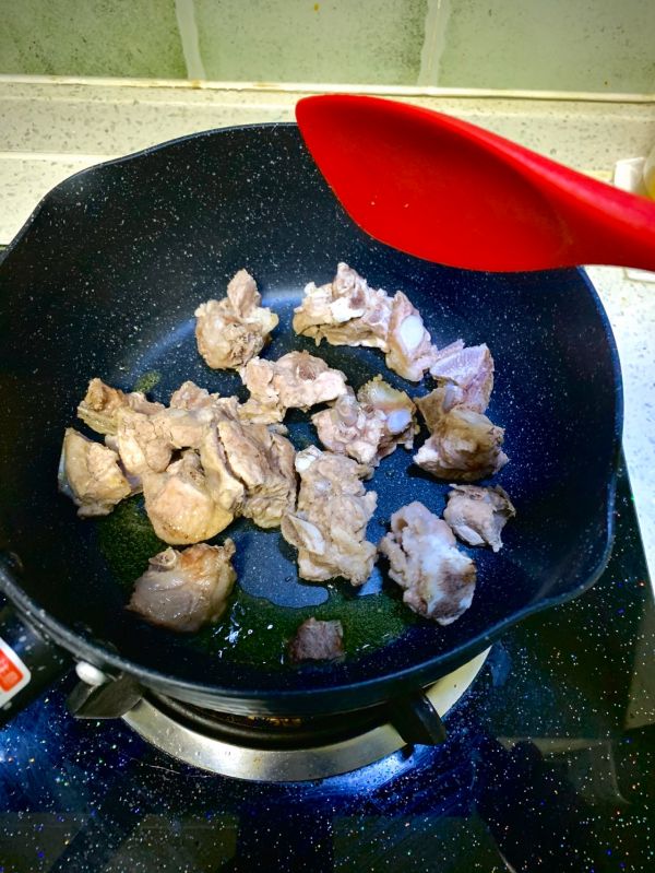 小鲍鱼排骨烧土豆小方