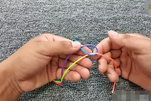 红绳项链后面的可以相互拉伸,可以调节项圈大小的结怎么编呢?如图,刚买的如来佛玉石项链的红绳就断