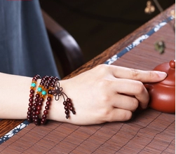 小叶紫檀手串佩戴方法