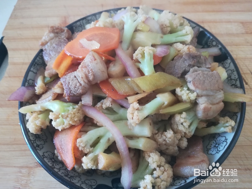 美味的五花肉炒菜花