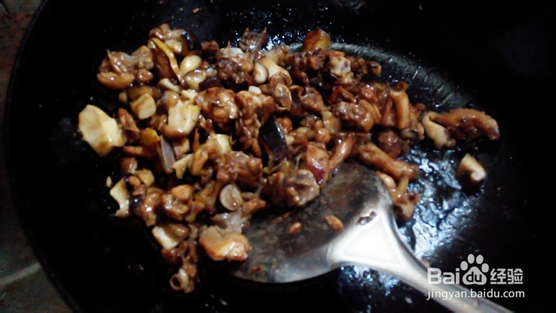 蘑菇小鸡块的做法。