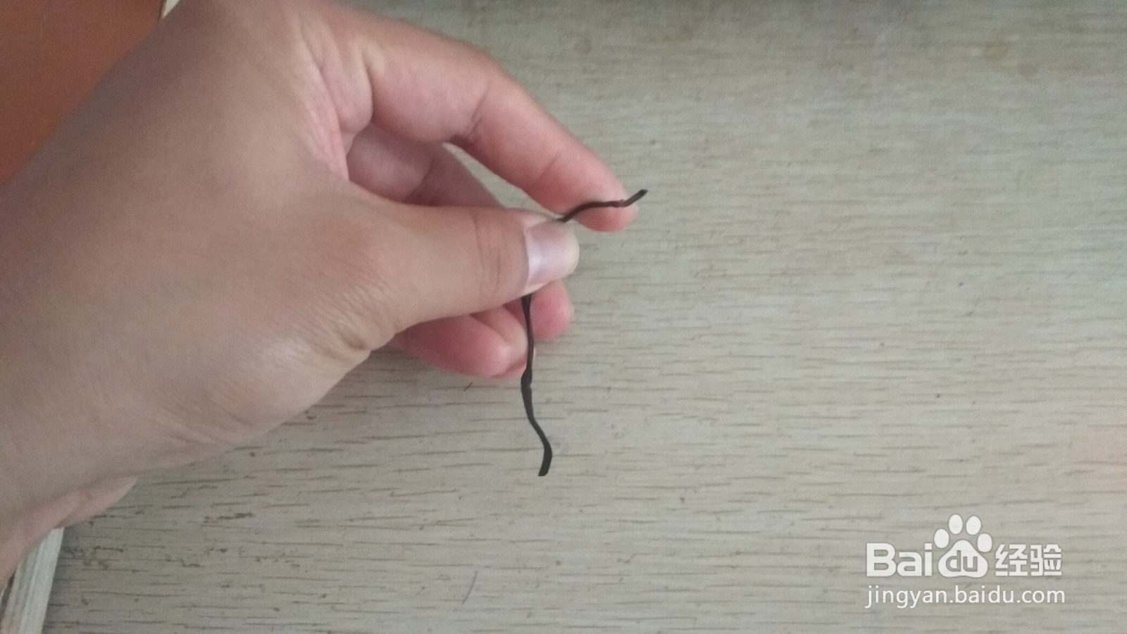 如何用两个数据线绑绳做简易的中性笔的支架