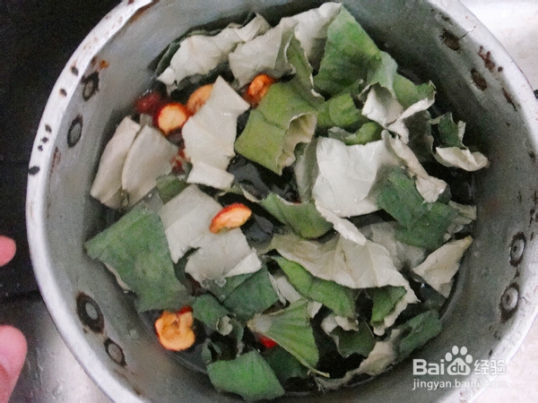 怎样煮荷叶山楂茶。