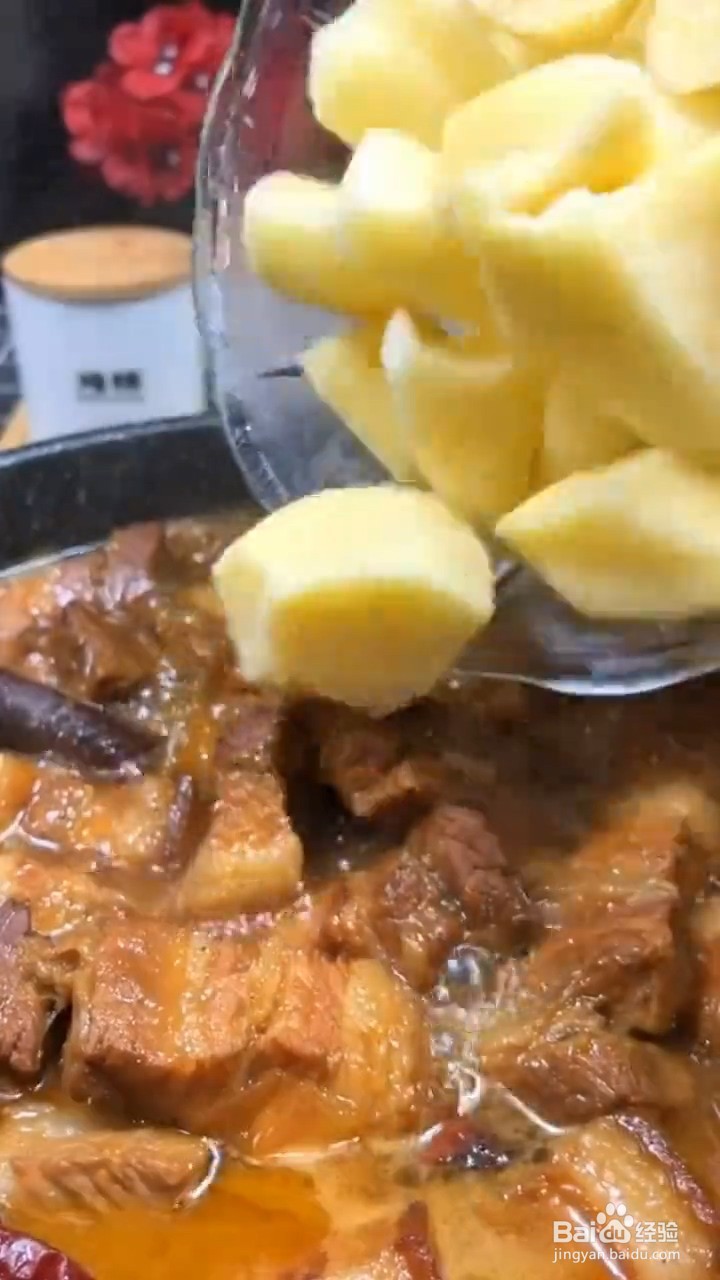 超级无敌好吃下饭的土豆焖红烧肉怎样做