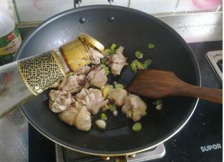 榛蘑炖鸡腿，营养又好又保护一眼睛！