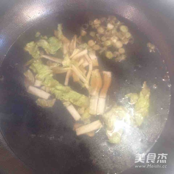 蔬菜鲜虾面的做法