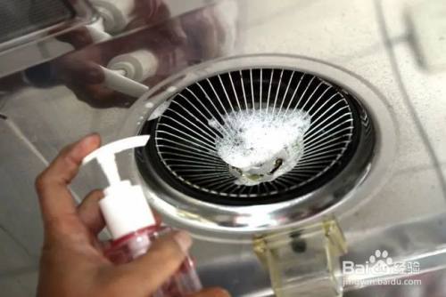 抽油烟机储油盒清洗 将集油杯浸泡在温水及清洗剂中3分钟后,用抹布