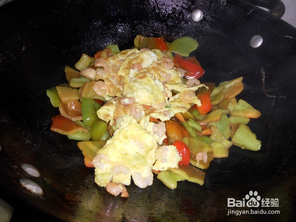 手撕青椒炒虾仁鸡蛋的做法