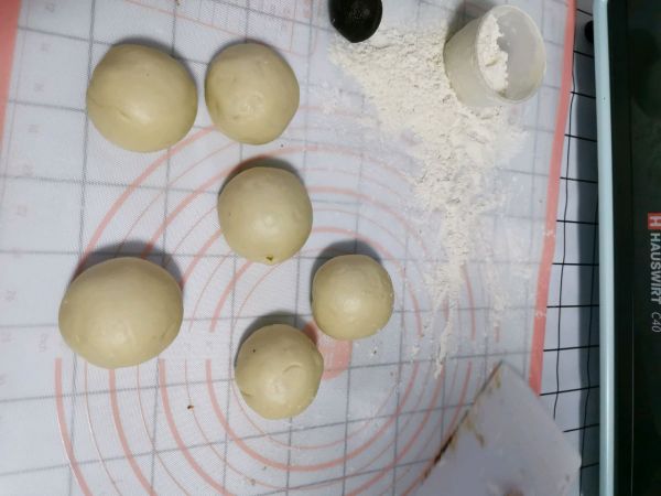 松软香甜豆沙面包圈