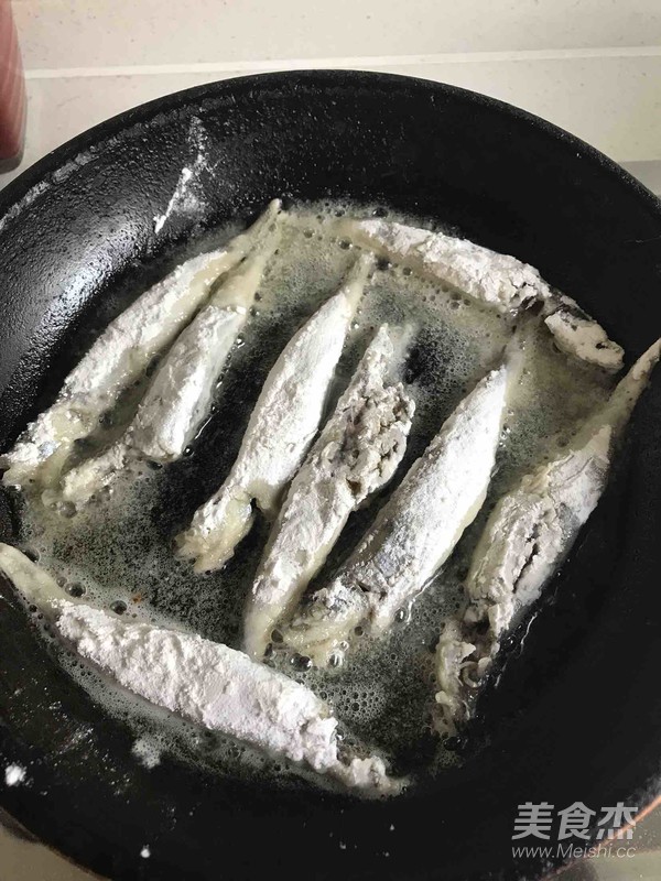 香煎多春鱼的做法