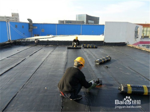 夏季雨水大,屋顶老漏水如何解决?