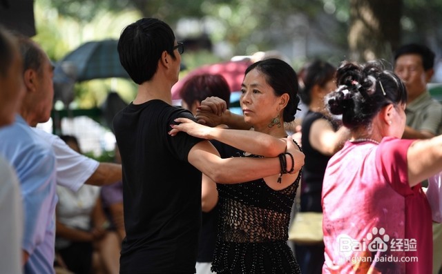 跳交谊舞怎样踏准节拍