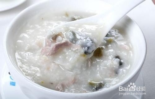 皮蛋瘦肉粥的做法(简单易学,适合情侣一起)