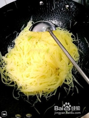 炒土豆丝的做法分享。