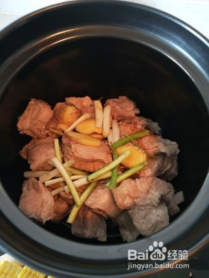 食补养生排骨炖莲藕加玉米的做法