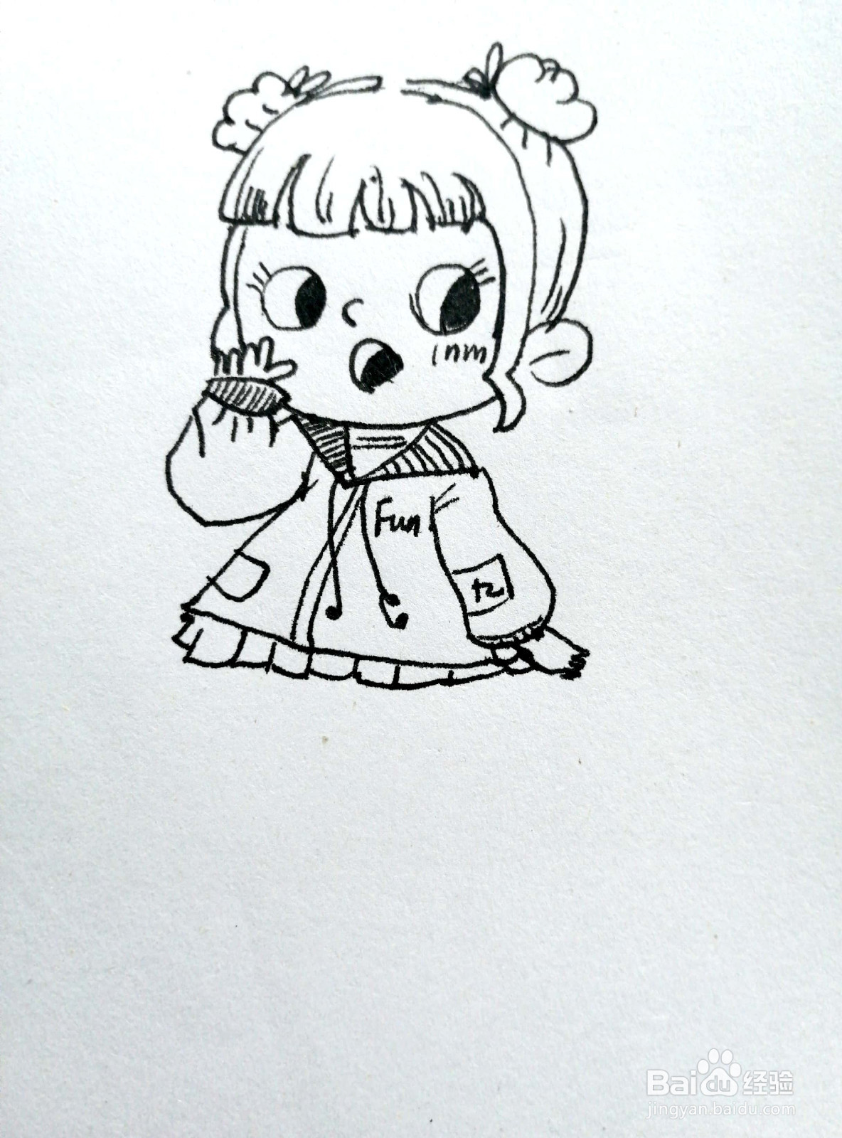 扎着发髻的女孩儿线描画怎么画