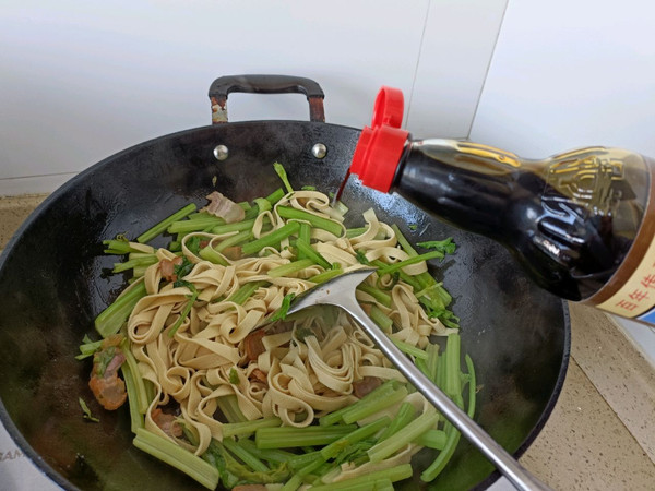 腊肉芹菜炒豆皮丝