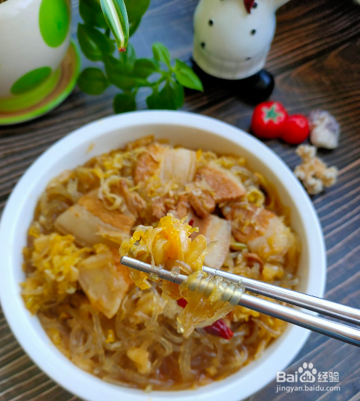 五花肉酸菜炖粉条，酸爽美味，好吃下饭