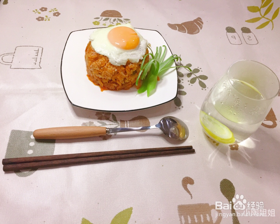 香气浓郁的辣白菜炒饭